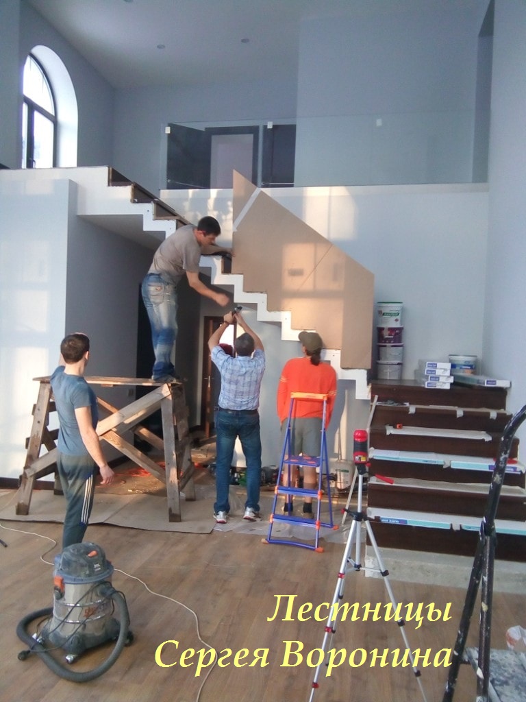 Лестница для дома в Истре на второй этаж - Устанавливаем стеклянное ограждение