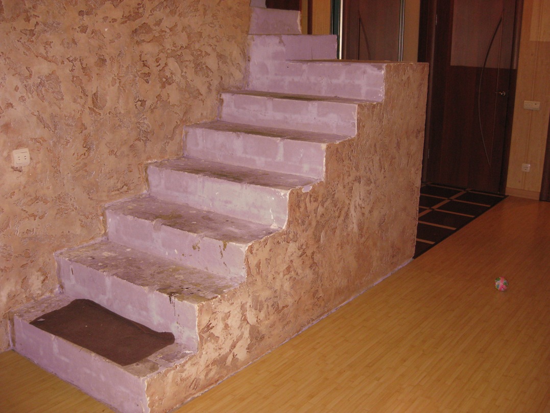 Двух маршевая бетонная лестница до отделки