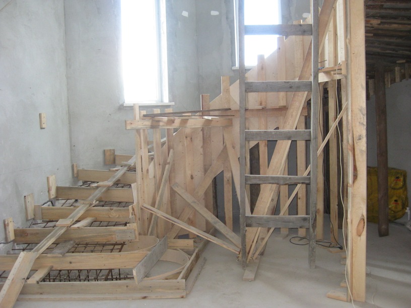 Деревянная опалубка лестницы из бетона в Задонске Воронеж