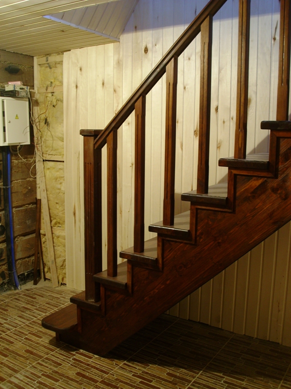 Деревянная лестница на косоуре