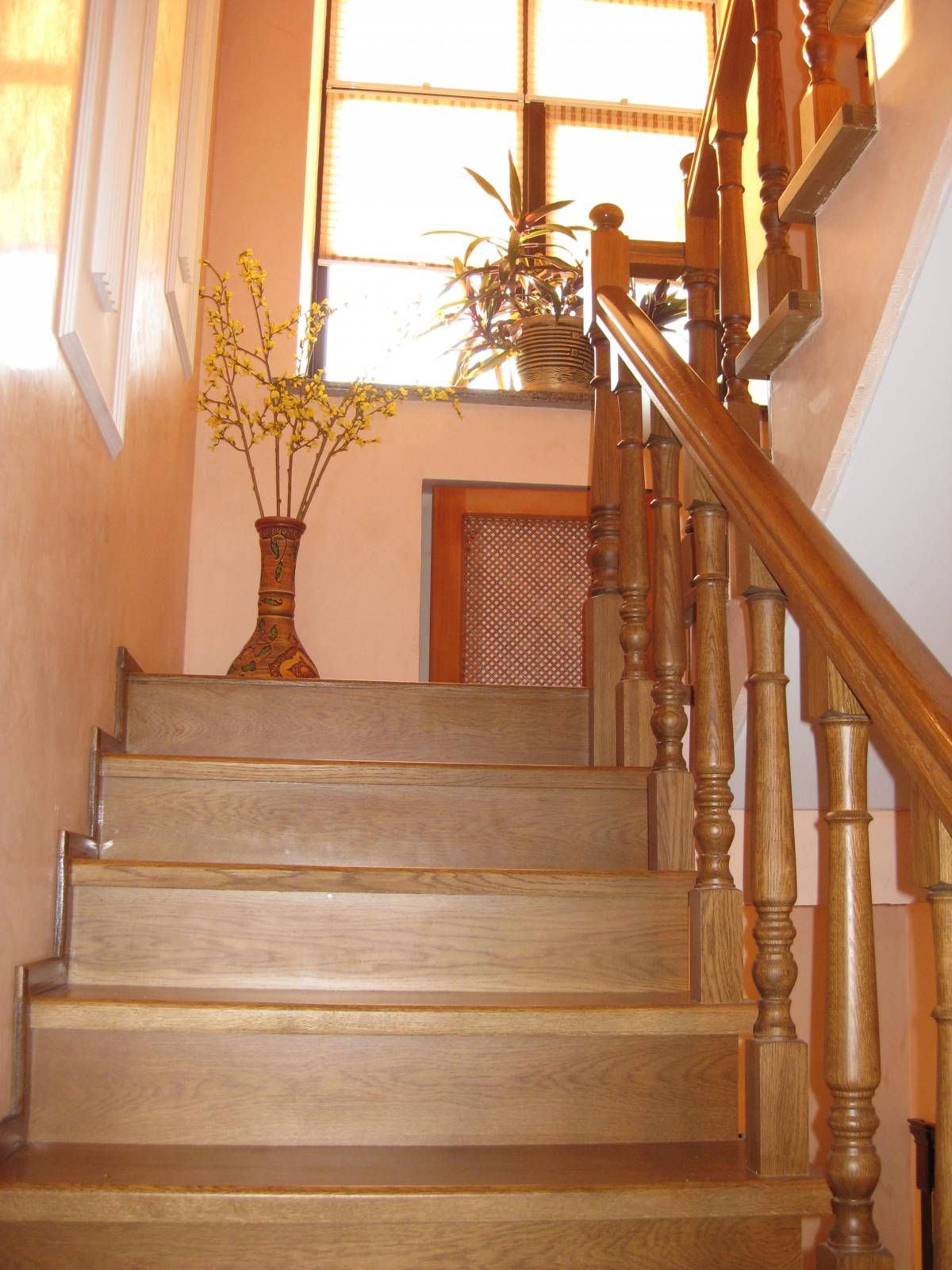 Деревянные косоуры и ступени деревянной лестницы