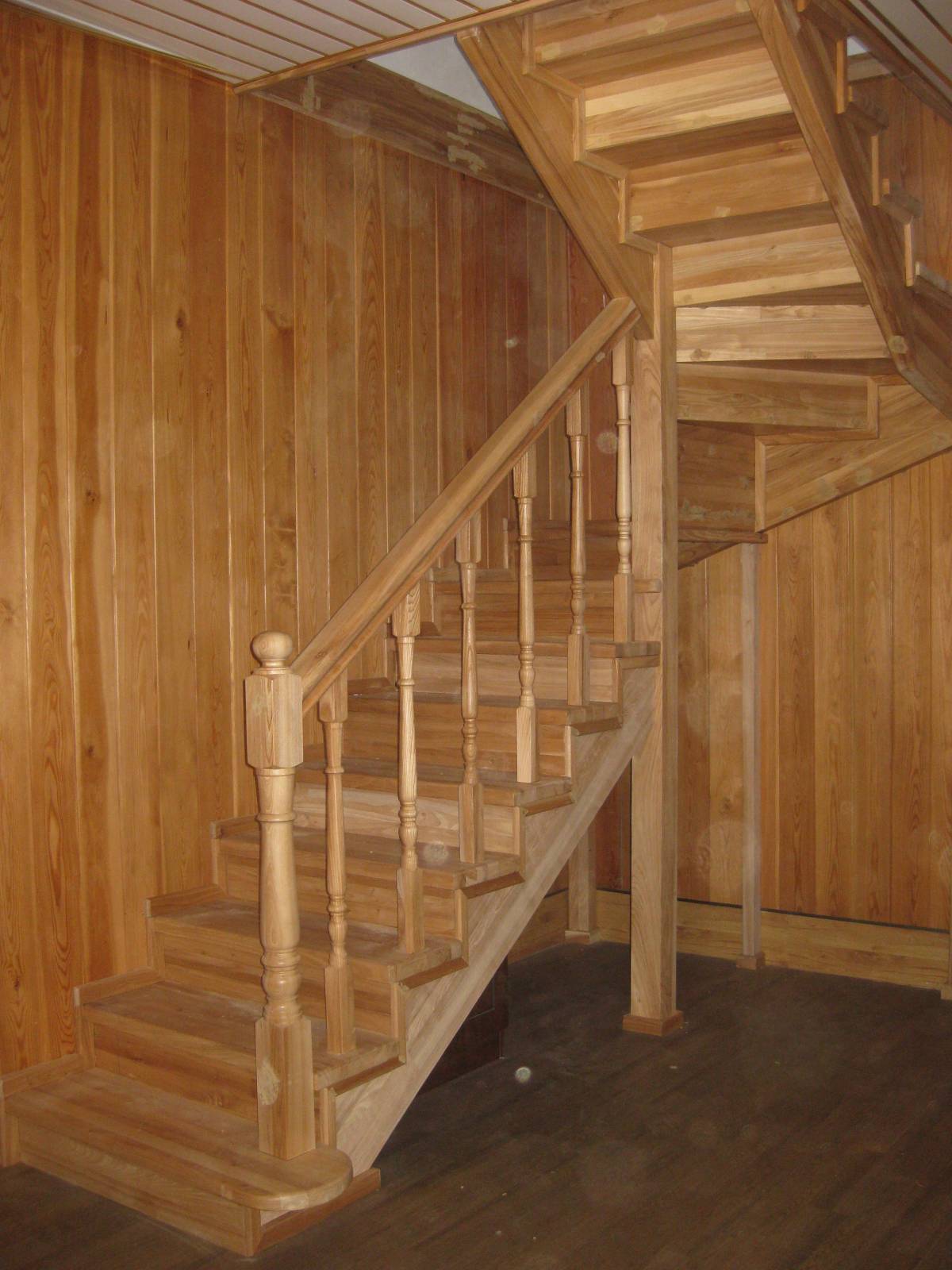 Лестница на второй этаж деревянная