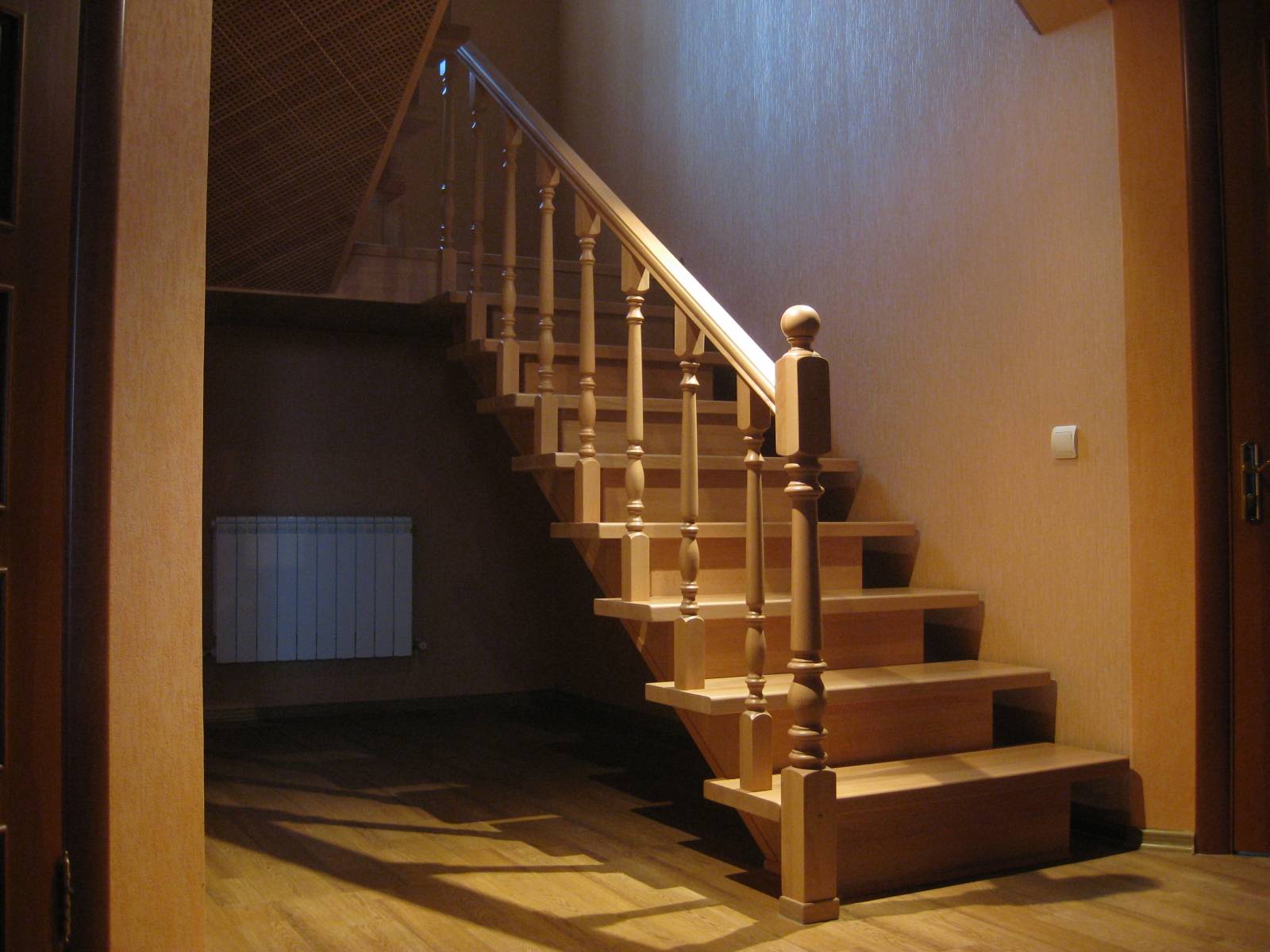 Деревянная лестница на косоурах на второй этаж