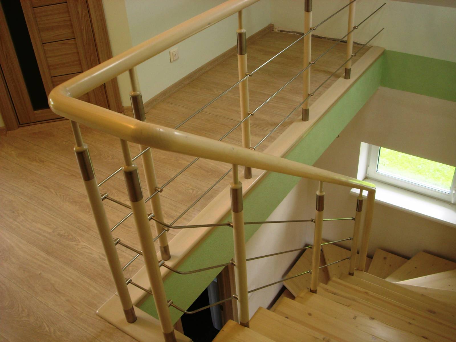 Воронеж. Изготовление деревянной лестницы второго этажа дома