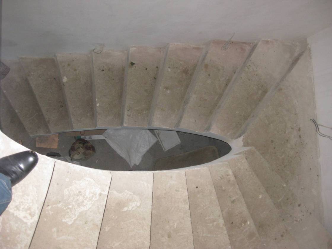 Лестница на второй этаж бетонная с кованными элементами