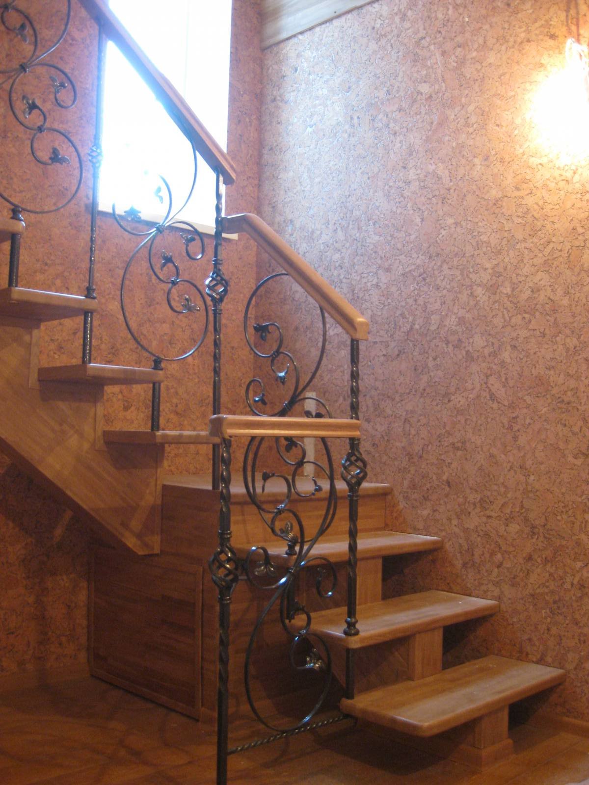Лестница на второй этаж деревянная с элементами ковки. Воронеж