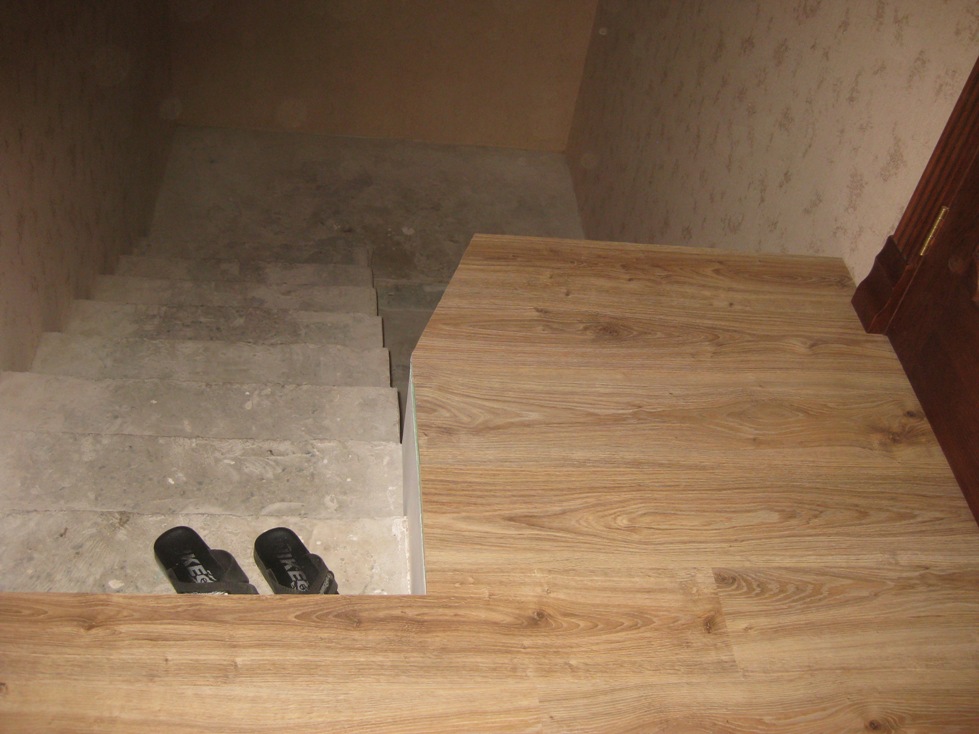 Лестница бетонная под дубовые ступени и кованое ограждение в Воронеже