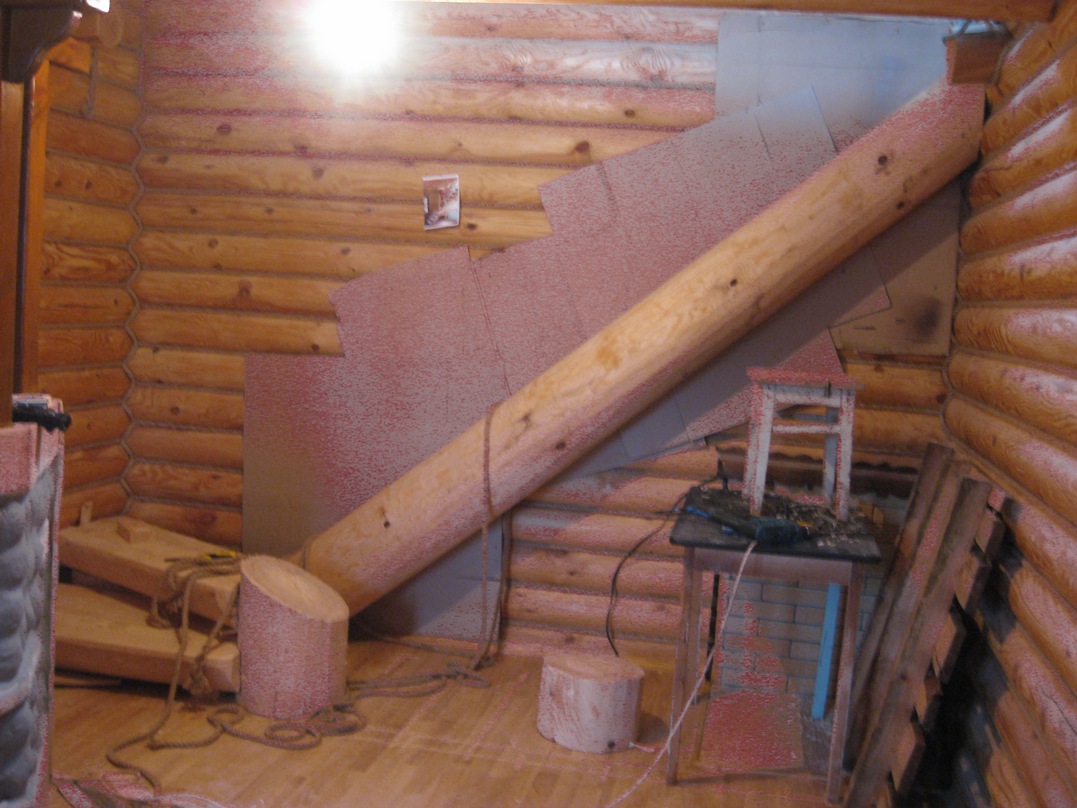 Процесс изготовления лестницы из бревна