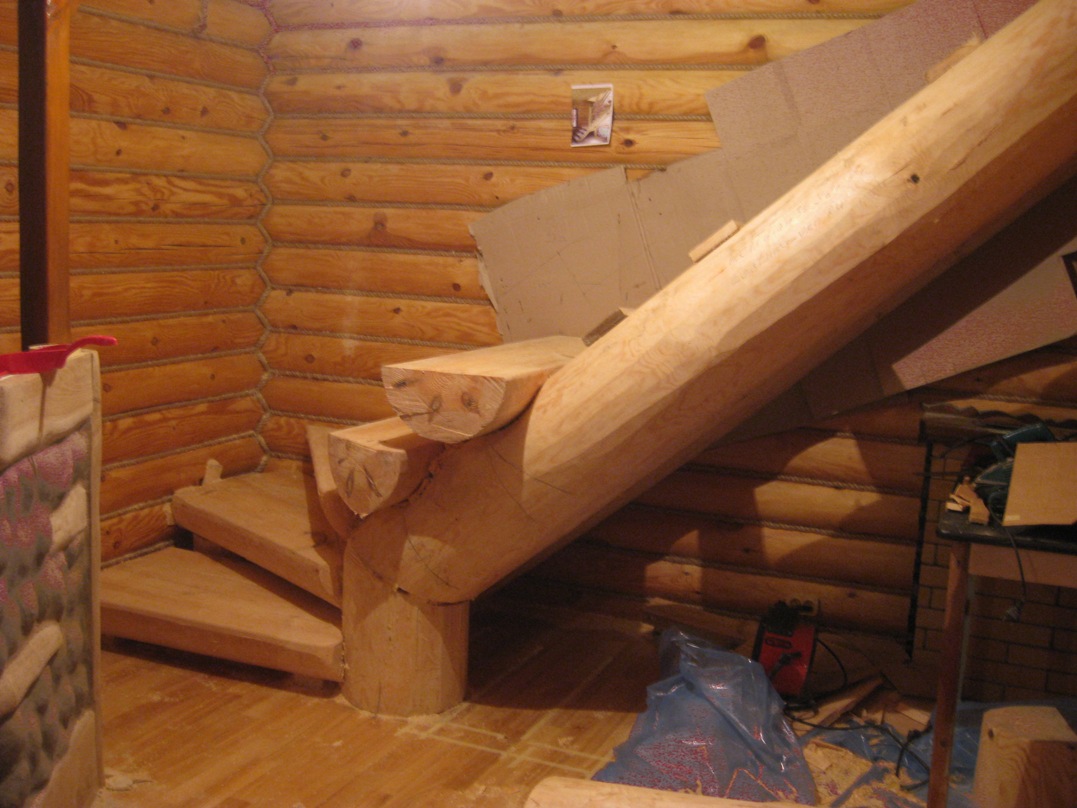 Процесс изготовления лестницы из бревна