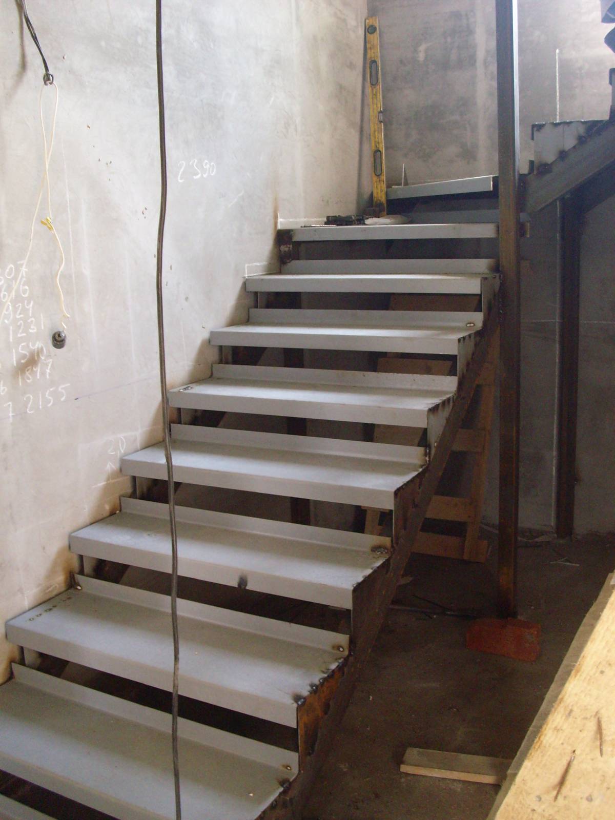 Лестница на второй этаж металлическая во время изготовления в Воронеже
