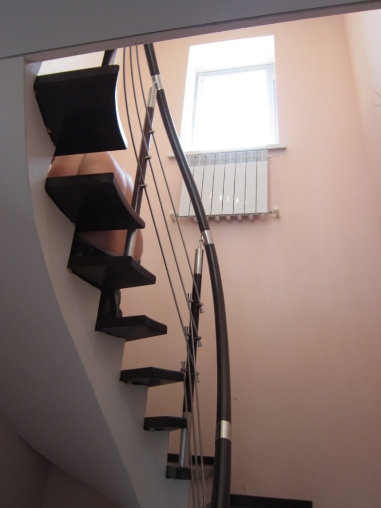 Взамен демонтированной лестницы устанавливаем новую на монолитном касауре с вылетом ступеней 200 мм - Воронеж, Александровка