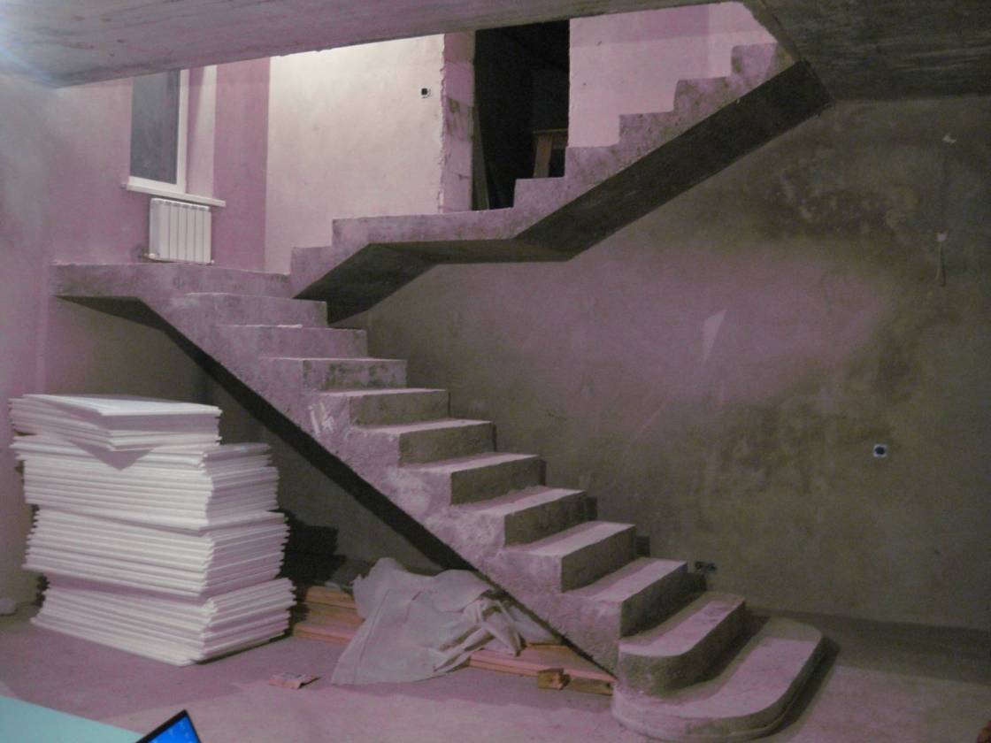Лестница на бетонном основании