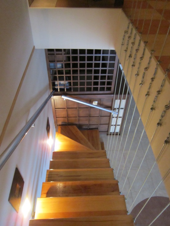 Лестница на центральном косоуре вид со второго этажа