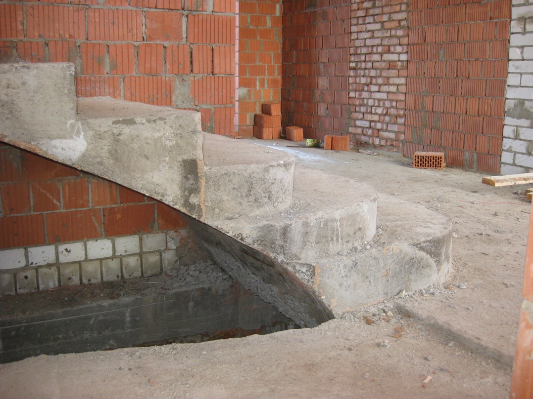 Лестница с забежными ступенями с поворотом из бетона