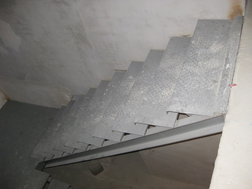 Металлокаркасная лестница в Ступино под дубовые ступени