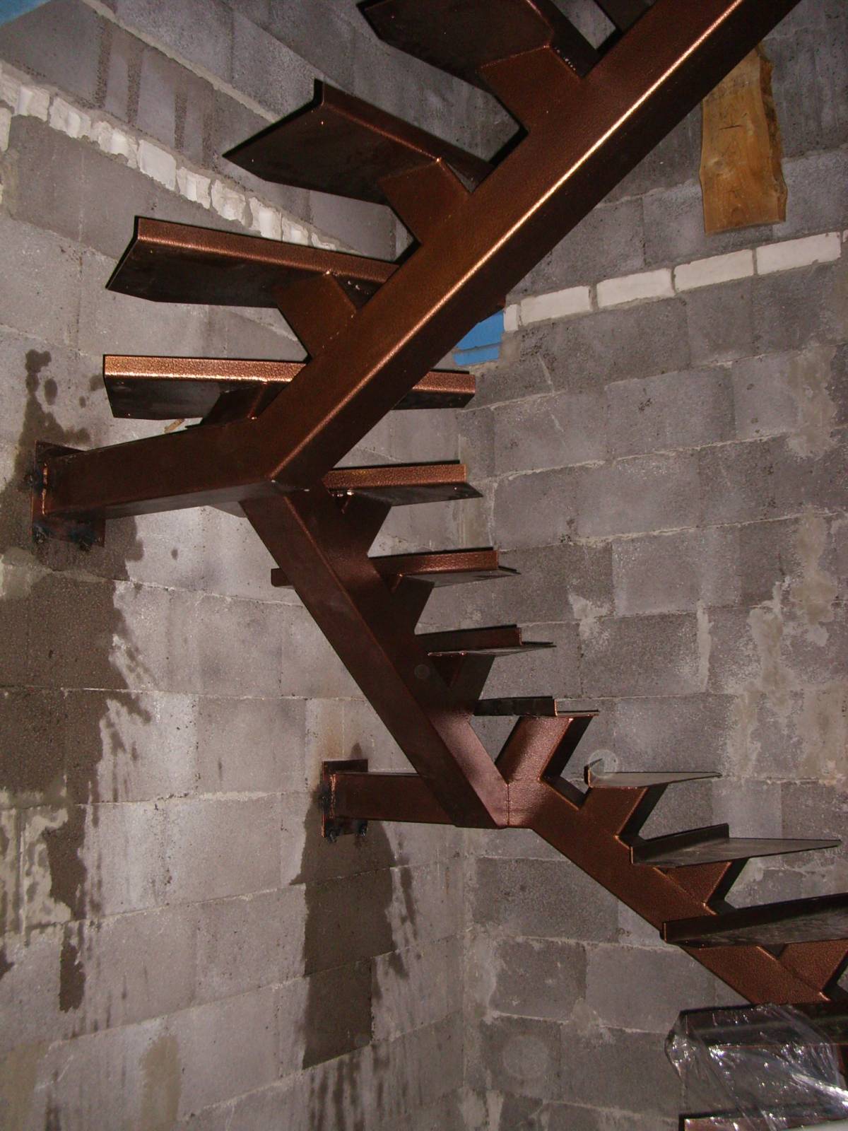 Металлическая лестница в частный дом - монтаж