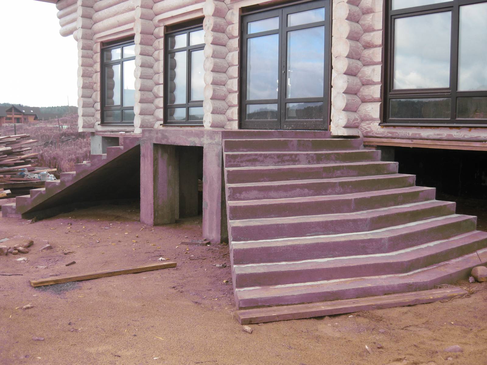 Наружная бетонная лестница в деревянном доме