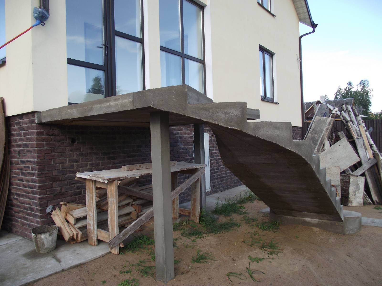 Лестница наружная входная бетонная (монолитная) с площадкой