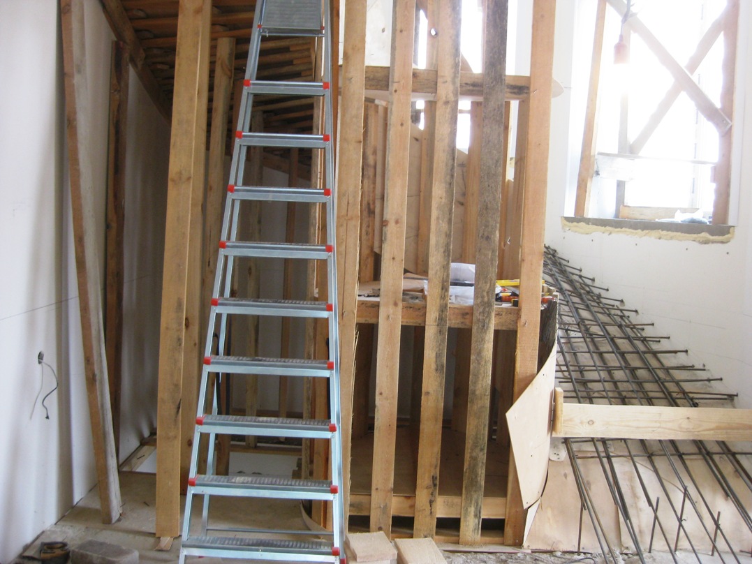 Опалубка для бетонной лестницы на второй этаж в частном доме