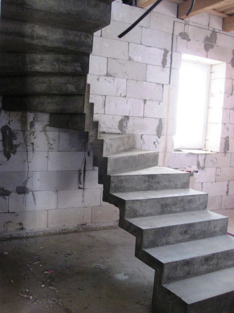 Лестница на второй этаж бетонная