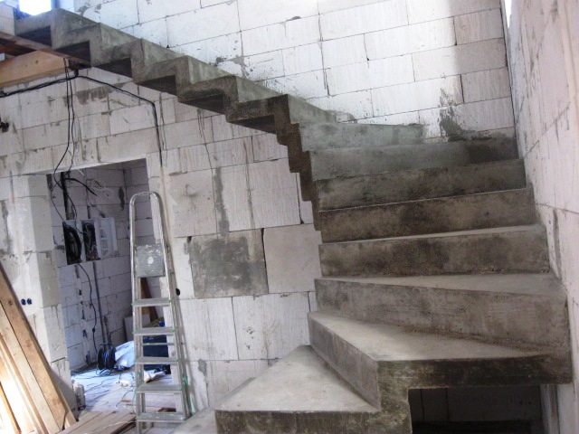 Лестница на второй этаж бетонная