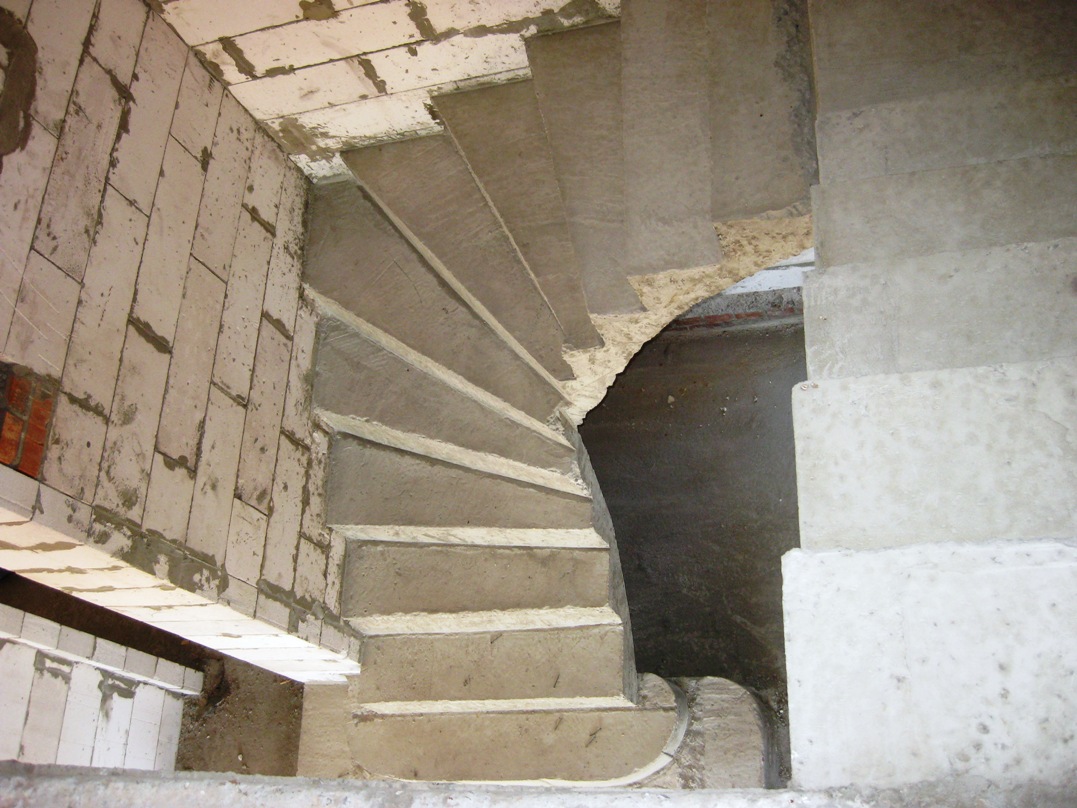 Фото лестницы с третьего этажа, видна площадка-вход на 2-й этаж частного дома в посёлке Снегири, Воронеж