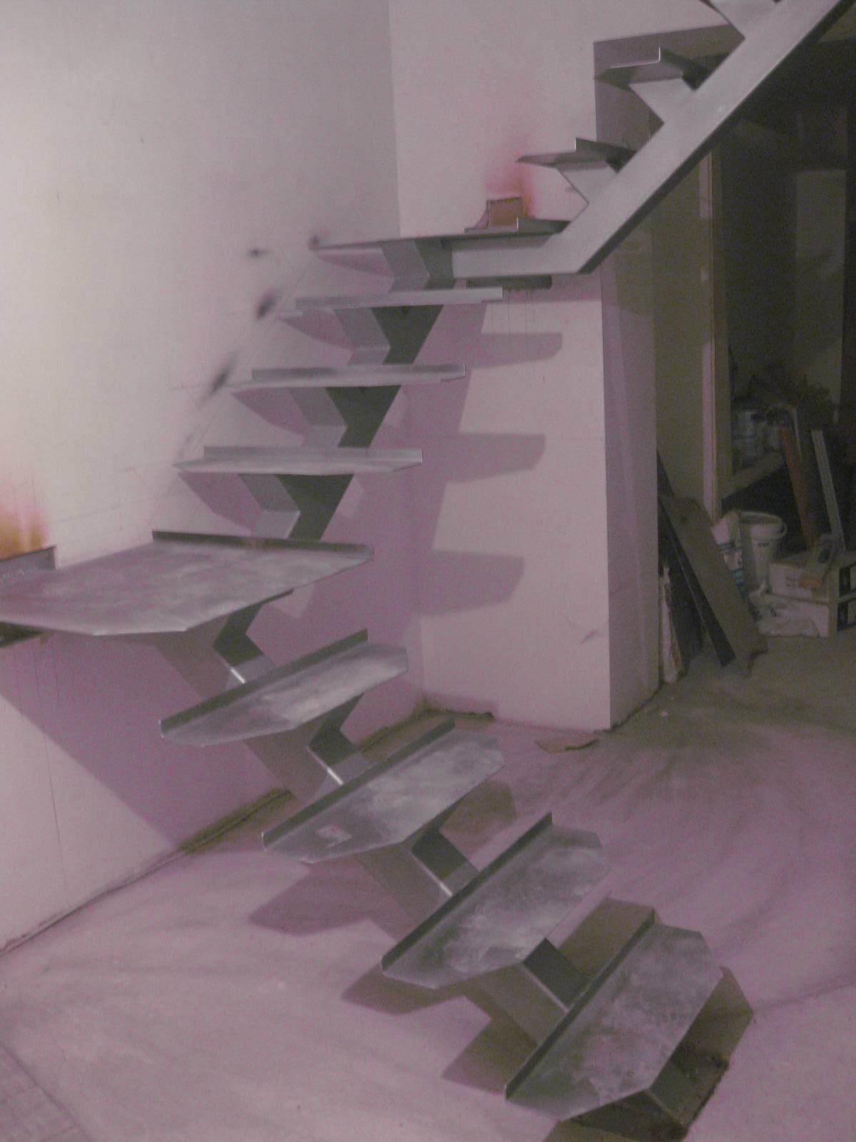 Металлическая лестница в частный дом
