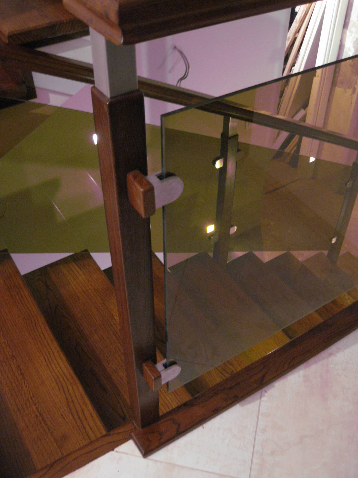 Лестница из бетона, стекла и дерева