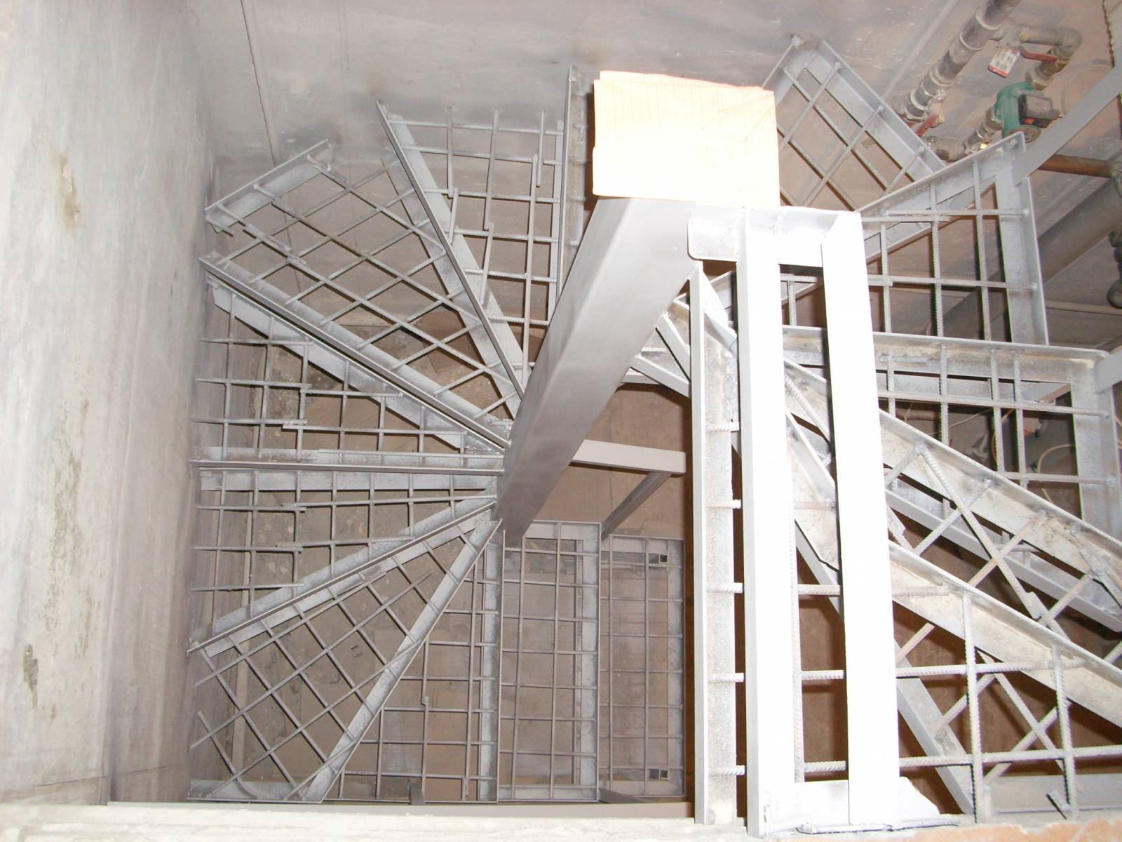 Металлическая лестница в частный дом - металлоконструкция