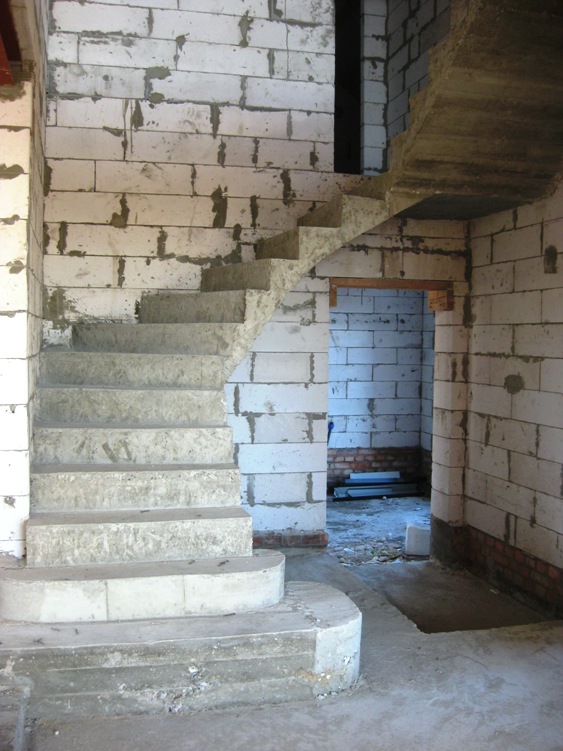 Фото на площадку лестницы второго этажа - лестница до 3-го этажа, монолитная. Снегири, Воронеж