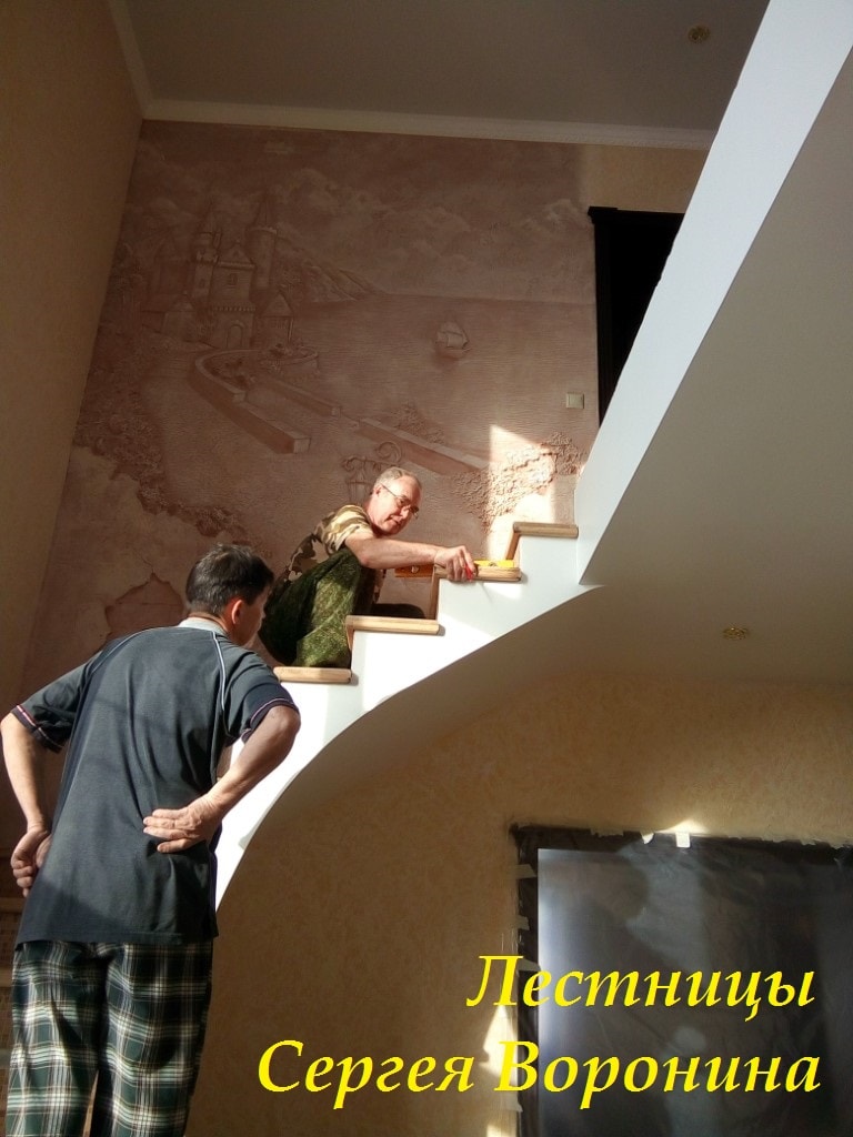 Воронеж. Бетонная прямая лестница с поворотом 180