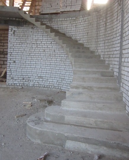 Уже красим бетонную лестницу и её дубовые ступени в белый цвет