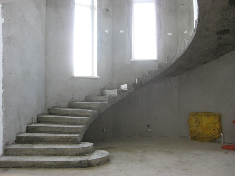 Веерная лестница из бетона готова к обшивке и отделке