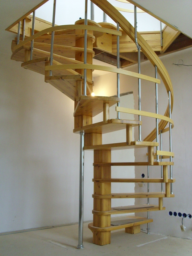 Винтовая деревянная лестница на больцах в офисе