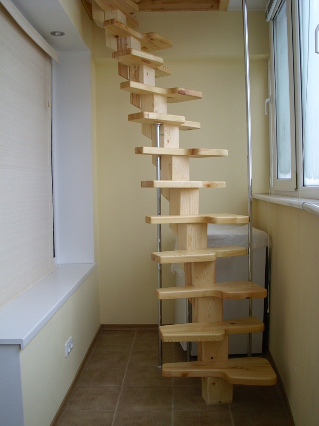 Винтовая деревянная лестница Гусиный шаг на лоджии