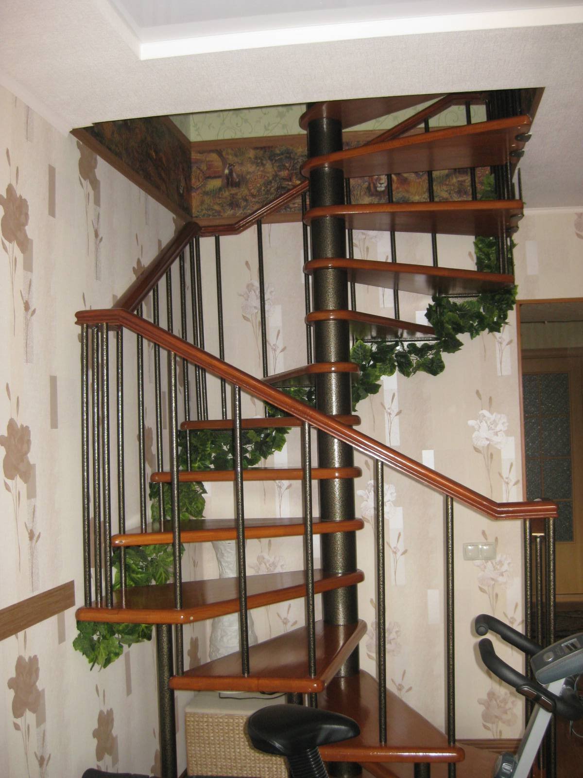 Лестница на второй этаж винтовая на больцах