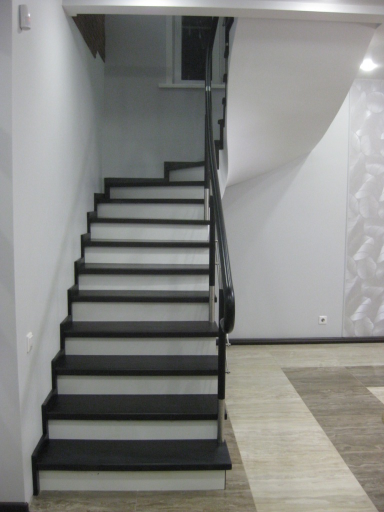 Воронеж, Борки - Новая бетонная лестница в доме с поворотом 180 градусов
