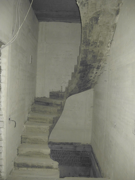 Воронеж. Винтовая бетонная лестница на 3 этажа с поворотом на 180. Вид с первого на второй этаж
