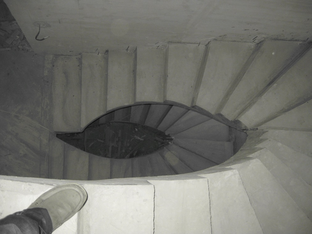 Воронеж. Винтовая бетонная лестница на 3 этажа с поворотом на 180