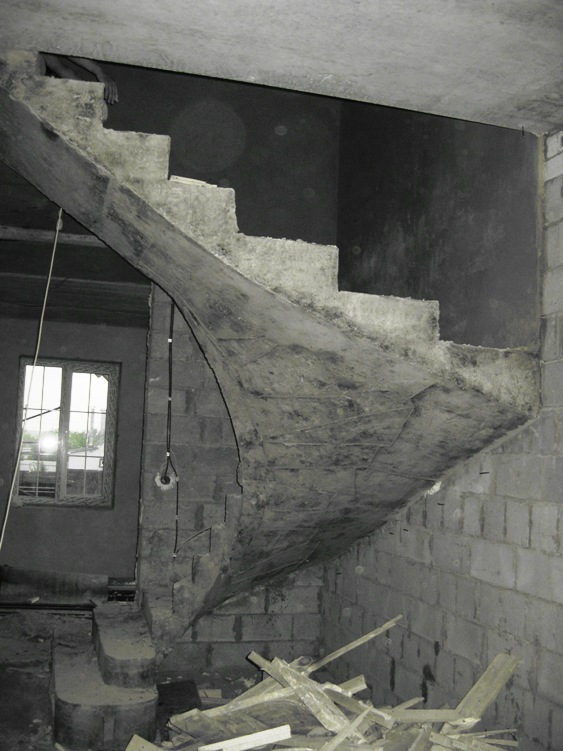 Винтовая лестница на второй этаж бетонная, поворот на 180 градусов, Воронеж, посёлок Никольское
