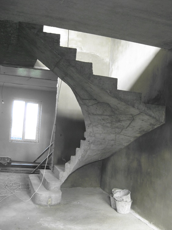 Винтовая лестница на второй этаж бетонная, 180 градусов, Воронеж