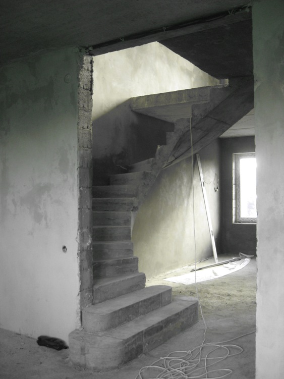 Винтовая лестница на второй этаж бетонная, поворот на 180 градусов, Воронеж