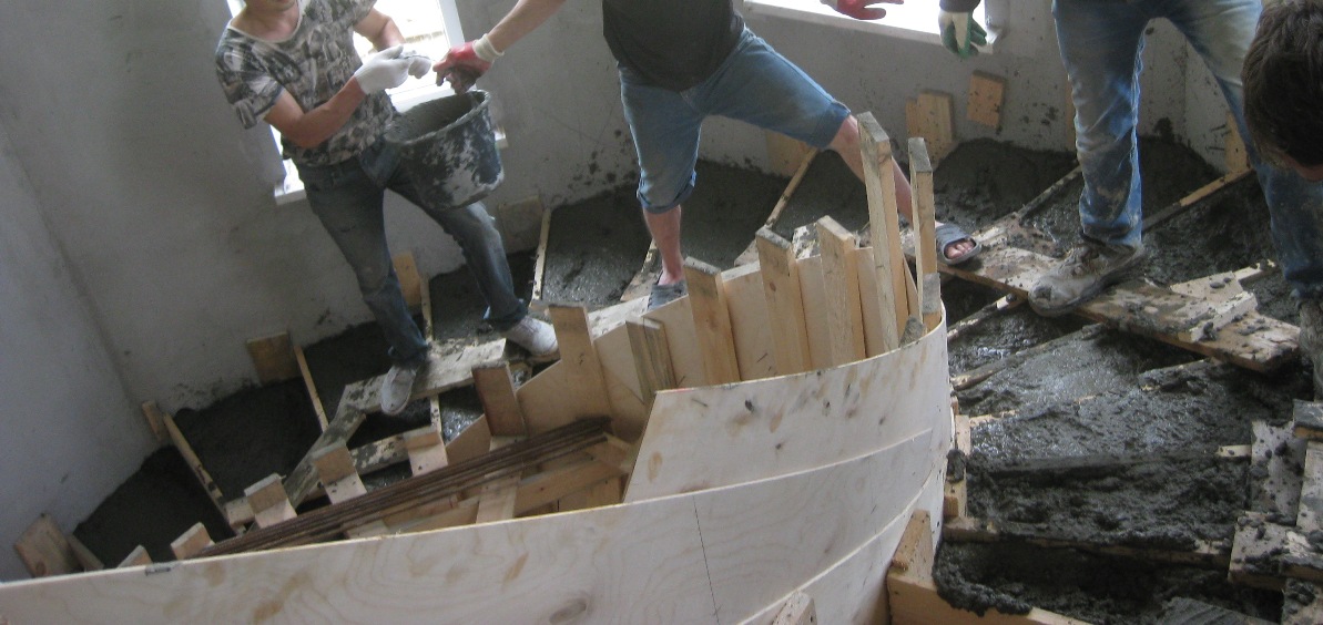 Заливаем опалубку лестницы бетоном в Задонске Воронеж